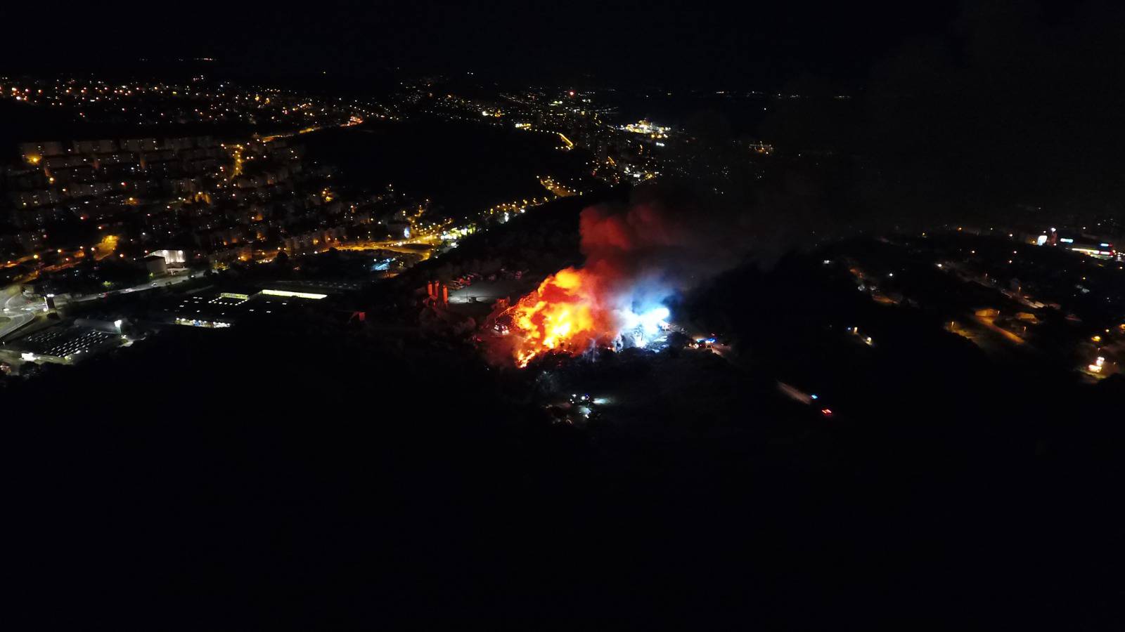 VIDEO Nakon teške noćne borbe na deponiju u Rijeci, vatrogasci su napokon zaustavili požar...