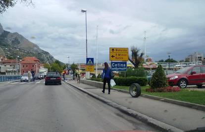 U vožnji mu otpao kotač s Alfe 147 na mostu u Omišu