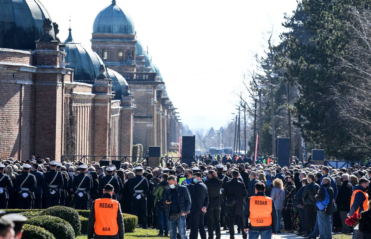 Holding i Gradska groblja kažnjeni su zbog kršenja mjera na sprovodu Milana Bandića