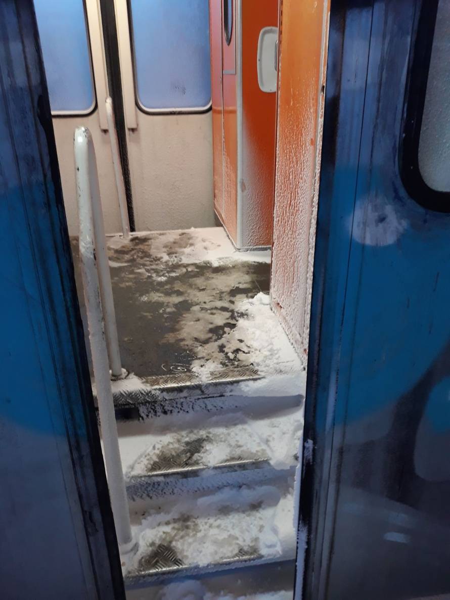 Vlak stao kod Vrbovca: 'Vani je bilo -12, a grijanje nije radilo!'