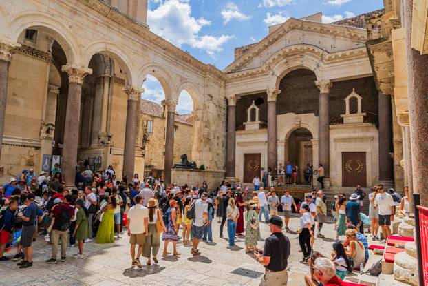 Split: Povijesna smjena straže na Peristilu oduševila brojne turiste