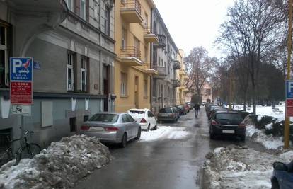 Osijek: Snijeg s krova uništio krov i stakla parkiranog auta