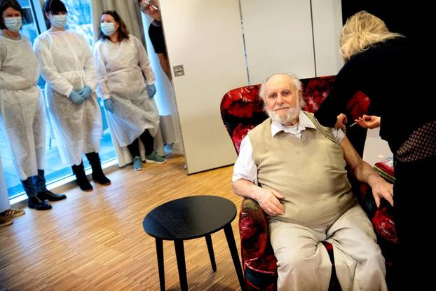 Nursing home residents get second coronavirus vaccine dose in Copenhagen
