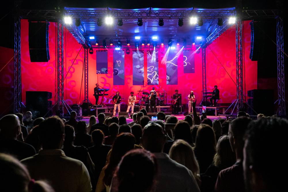 Crvena Jabuka bezvremenskim hitovima oduševila tisuće ljudi u Opatiji: Ne dam da osjećaj ode