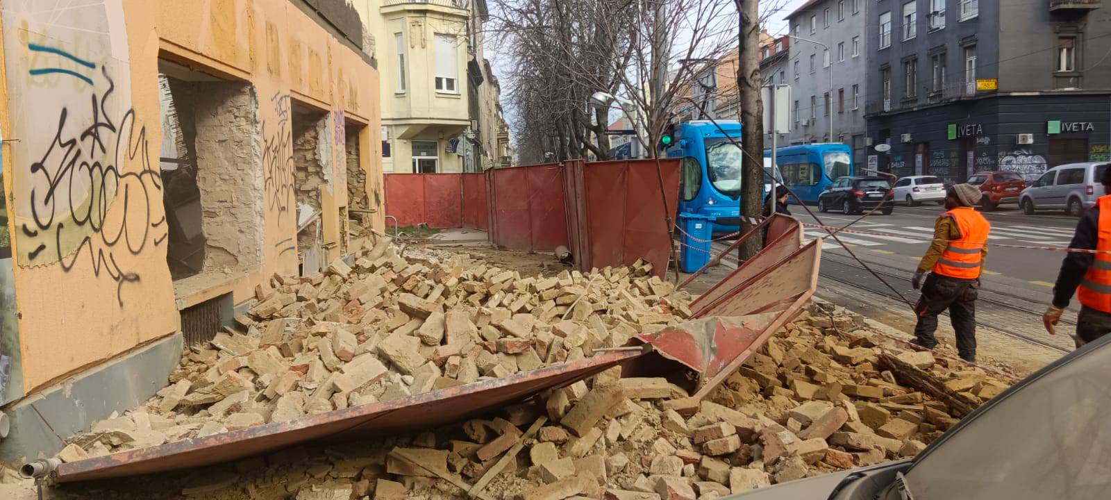 Zid zgrade urušio se tijekom radova u Zagrebu: Ulicu prekrio veliki narančasti oblak prašine