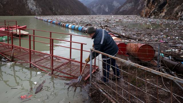 Višegrad: Tone smeća iz tri zemlje plutaju Drinom  