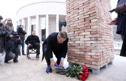 U spomen na žrtve holokausta gradonačelnik položio cvijeće