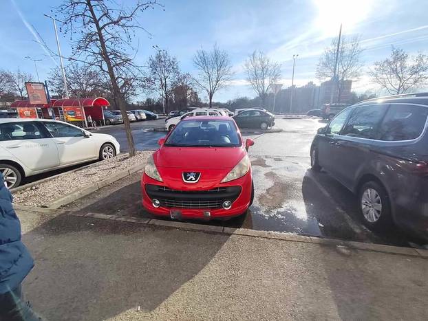 FOTO Tko to tamo pjeva, ups... parkira. Ovako to Hrvati rade, neki uzmu mjesto i invalidima...