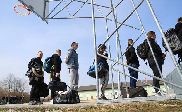 Ministar Anušić i general Kundid na prvom danu TVO-a na Slunju