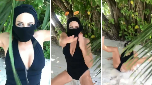 Bizarni video: Elizabeth Hurley glumi nindžu i 'roni' po pijesku