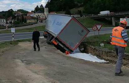 Opal je v rupu: 'Vozač je stajao uz kamion, držao se za glavu'