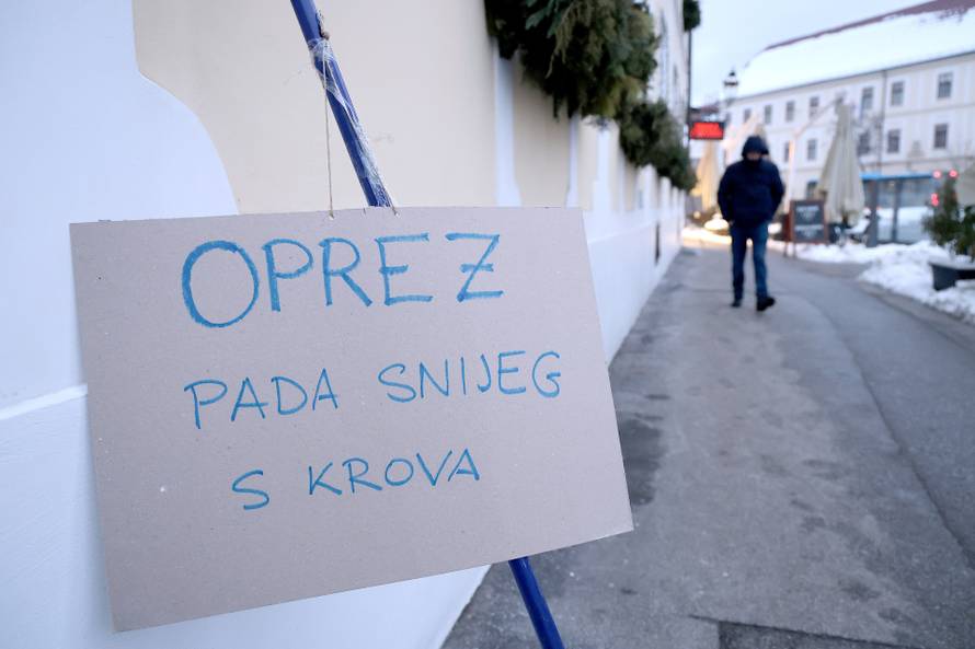 Zagreb: Porast temperature donosi i opasnost od pada snijega s krovova