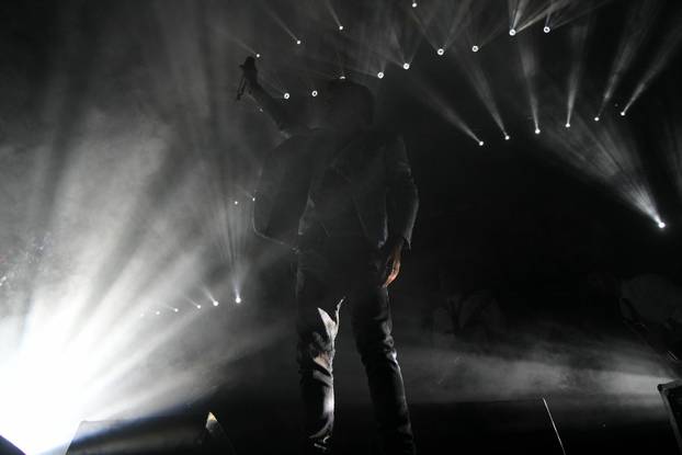 Gibonni drugim koncertom u Beogradu oduševio stajlingom 