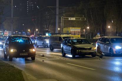 Sudar dva automobila blokirao pola Avenije i stvorio gužvu