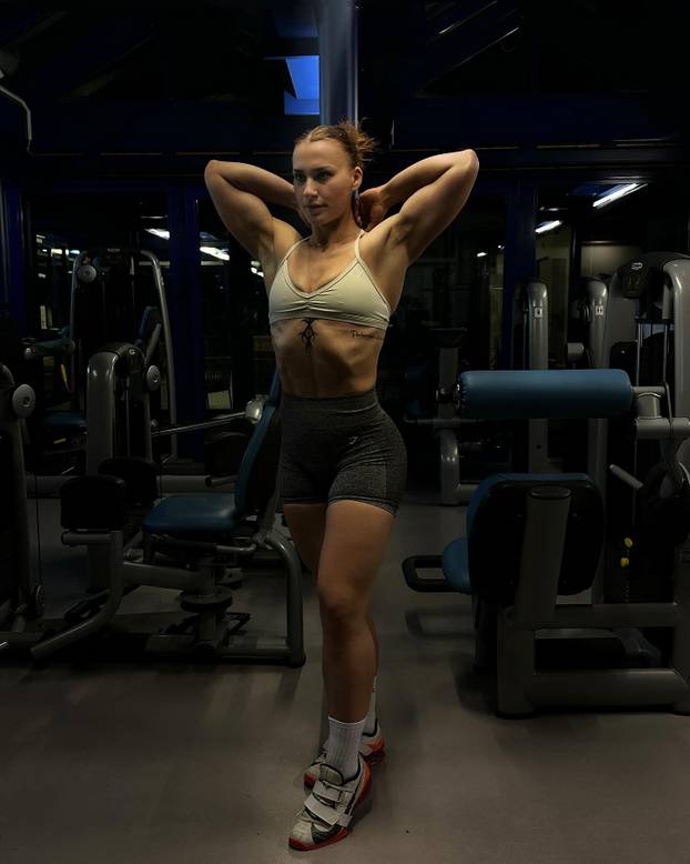 FOTO Ona može sve! Bacala je kuglu pa postala 'kraljca leda', a sjajnom figurom golica maštu