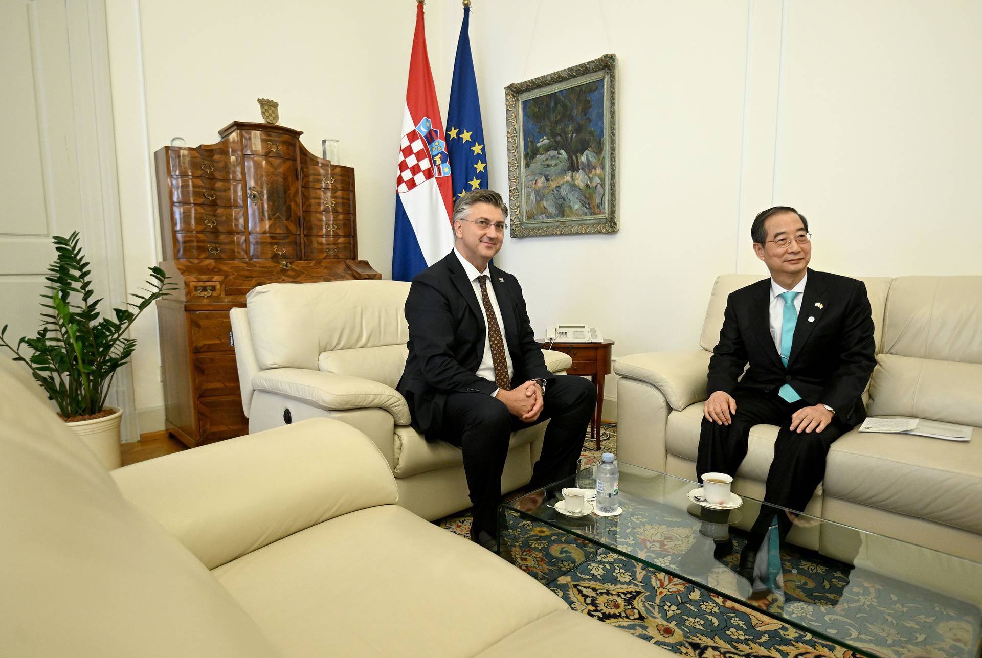 Zagreb: Predsjednik Vlade Andrej Plenković sastao se s predsjednikom Vlade Republike Koreje Han Duck-soom