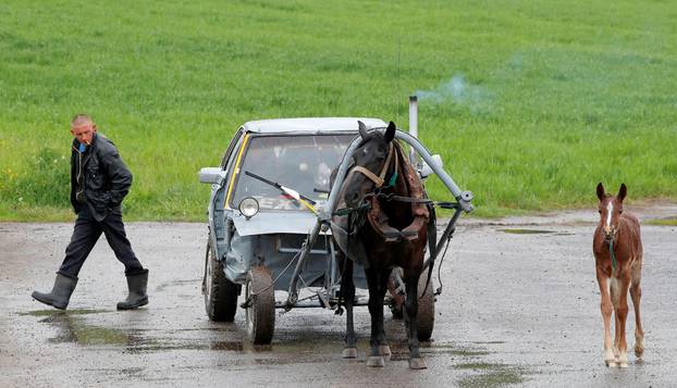 Bjeloruski pastir je prepolovio Audi 80 pa sad vozi na jednu konjsku snagu: 'Sad je Audi 40'