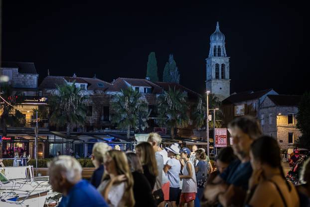 Proba na velikoj pozornici u Vela Luci