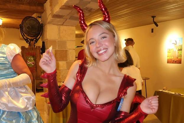 Sydney Sweeney. Foto. Dekolte. Ima li smisla dalje trošiti slova?