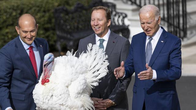 Joe Biden na svoj 81. ro?endan pomilovao dvije purice Liberty i Bell