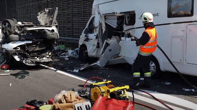 U sudaru minibusa i kampera u Austriji jedan čovjek poginuo, među ozlijeđenima ima i Hrvata