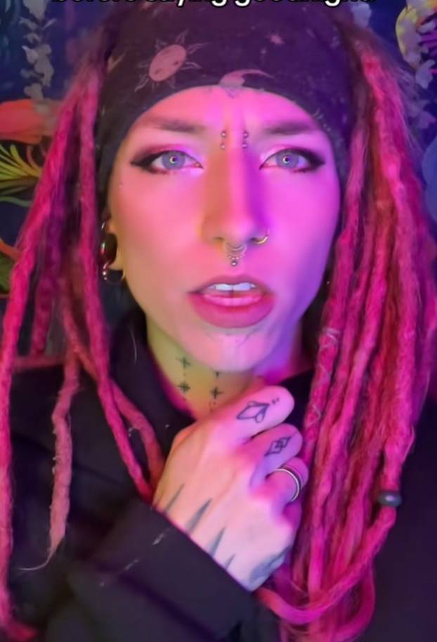 FOTO Razdvojila je jezik, kaže da sad može osjetiti dva okusa - odjednom! 'Ovo je boljelo...'