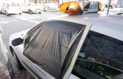 Makarska: Vandali su razbili betonsku kantu, auto i semafor