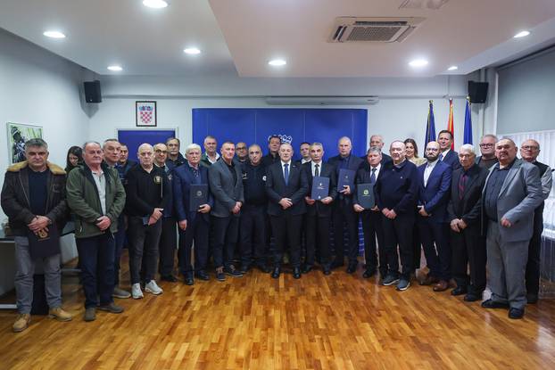 Zagreb: Ministar Tomo Medved uru?io je braniteljske zahvalnice postrojbama iz Domovinskog rata