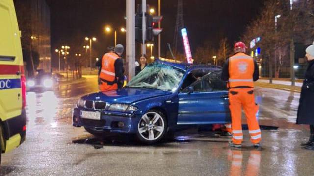 VIDEO BMW-om se zabio u stup