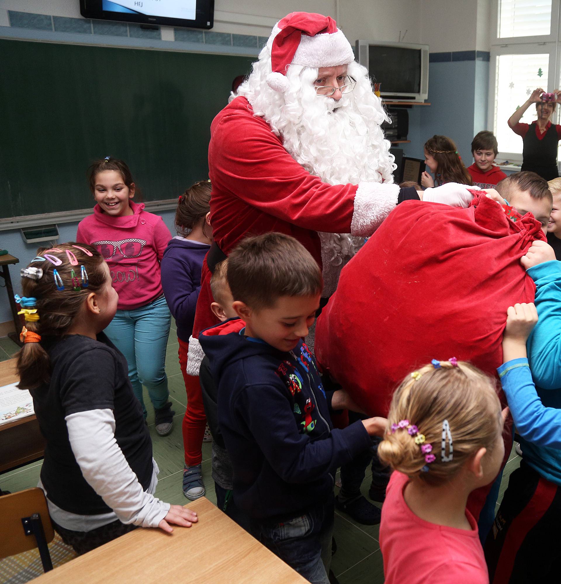 Djed Mraz darovima uveselio male Virovitičane