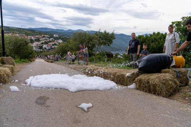 Senj: Održana 1. Senjska maškarana utrka 'Gravity race Senj 2025' podno tvrđave Nehaj