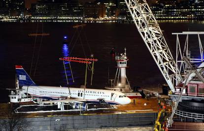 New York: Iz ledene rijeke izvukli su olupinu aviona
