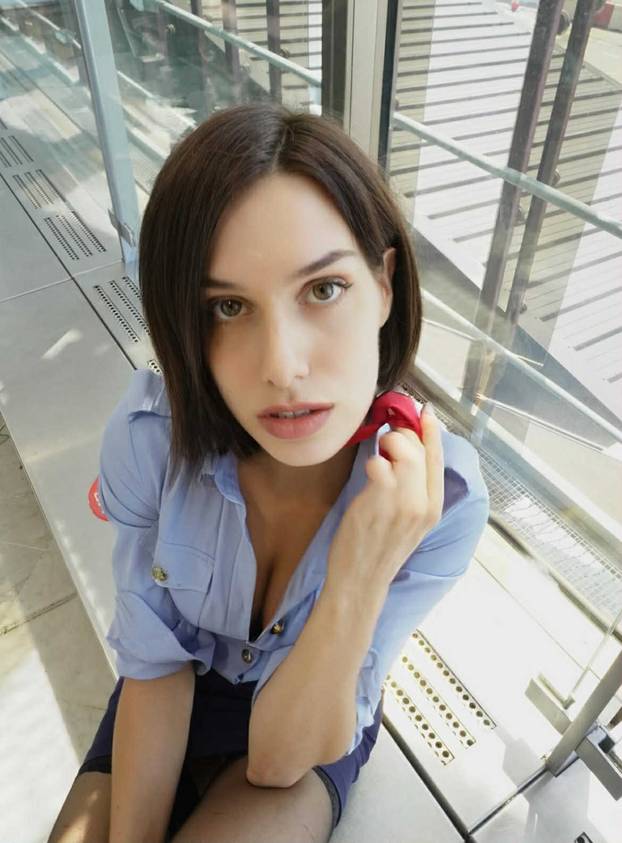 FOTO Seksi stjuardesa otkrila vruću naviku na dugim letovima