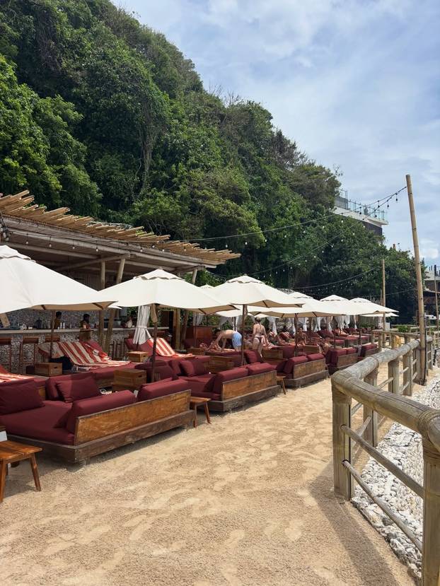 FOTO Maja i Šime kao Afrodita i Posejdon: Pozirali su na plaži i pokazivali isklesana tijela