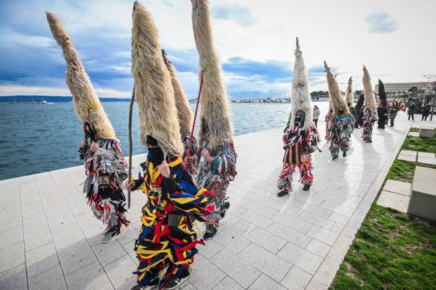Šarena povorka maskiranih skupina u Splitu