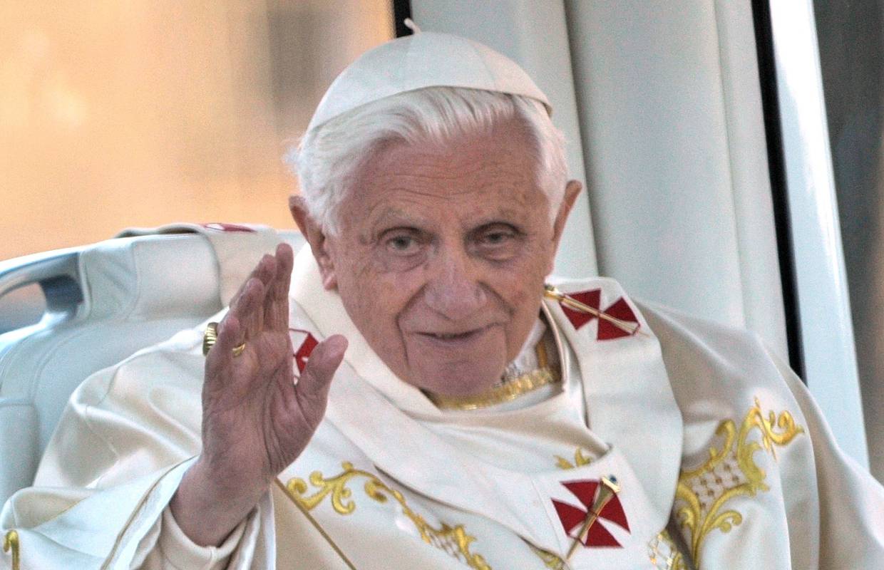 Benedikt XVI. (93) teško govori, ali je još  lucidan i nasmiješen...