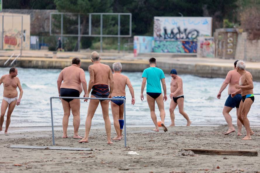 Split: Unatoč kiši na Bačvicama je bila gužva