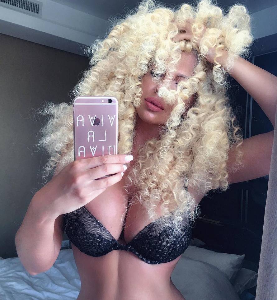 Oglasila se i Jelena Karleuša: 'Na većini fotografija nisam ja'