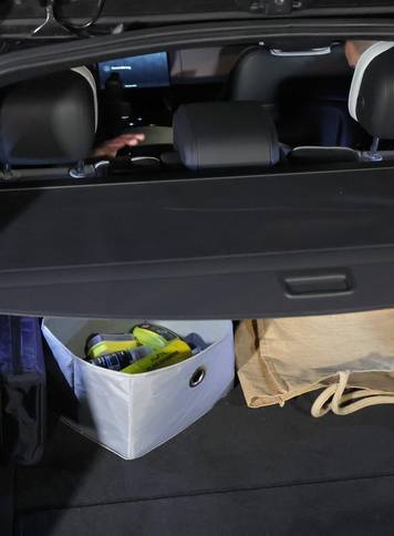 Inspektori ispred kuće Andrije Mikulića detaljno pretražili njegov automobil