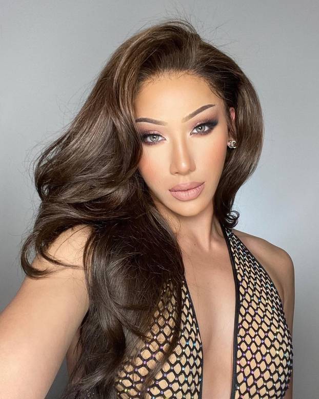 Transformacije ove zanosne ljepotice prate milijuni: Ispod maske se zapravo krije mladić!