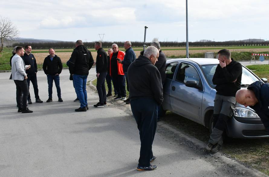 24sata Kutjevo: Mještani već treći dan blokiraju prilaze kompostani iz koje se širi nepodnošljiv smrad