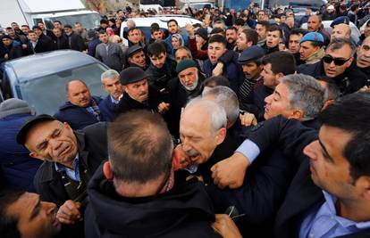 Turska: Auto čelnika oporbe su kamenovali na pogrebu vojnika
