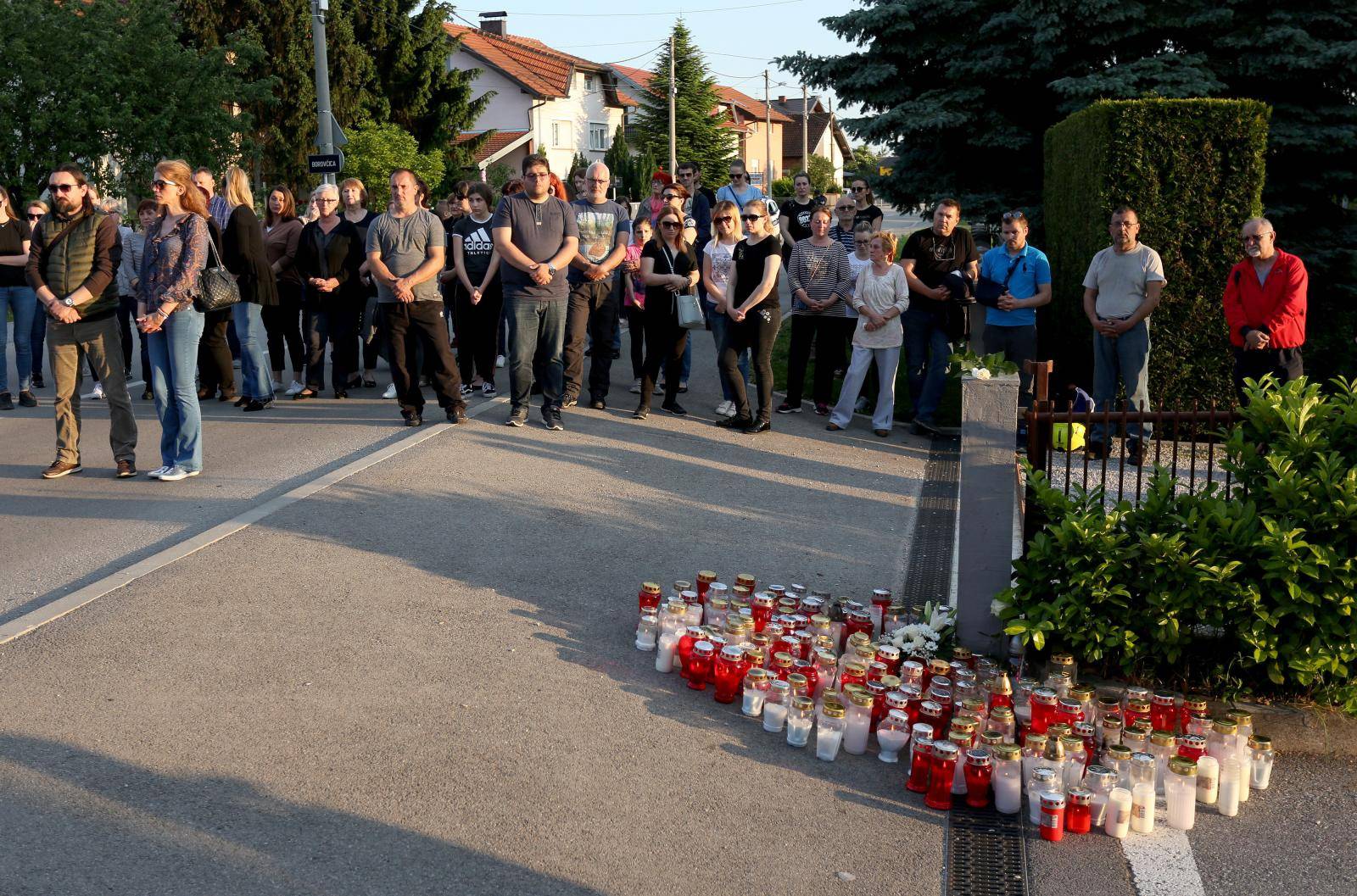 Mještani Blata na prosvjedu: Molitva i svijeće za Gretu (7)