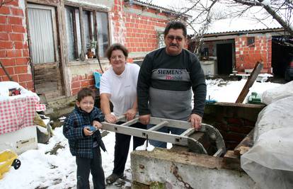 Garešnica: Vatrogasci su ga u zadnji tren izvukli iz bunara 