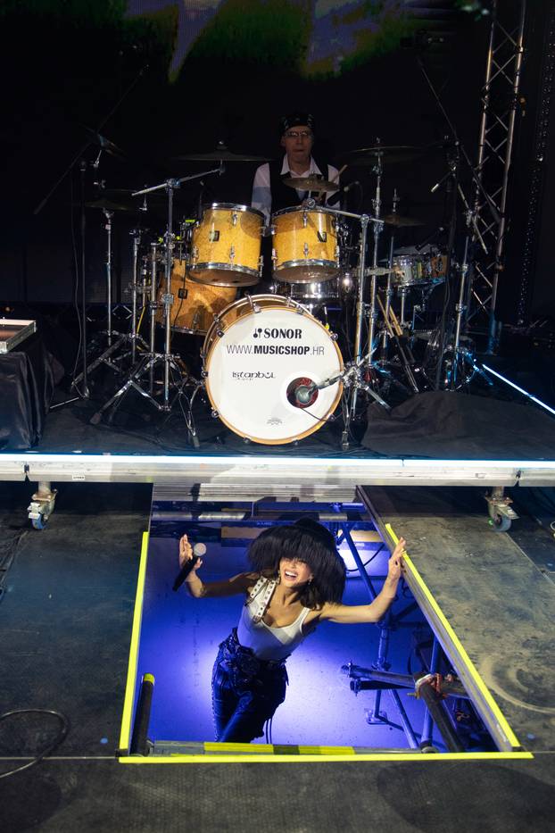 FOTO 'Pogled ispod resica': Severina ni drugi dan koncerta nije skidala svoj 'dlakavi' šešir