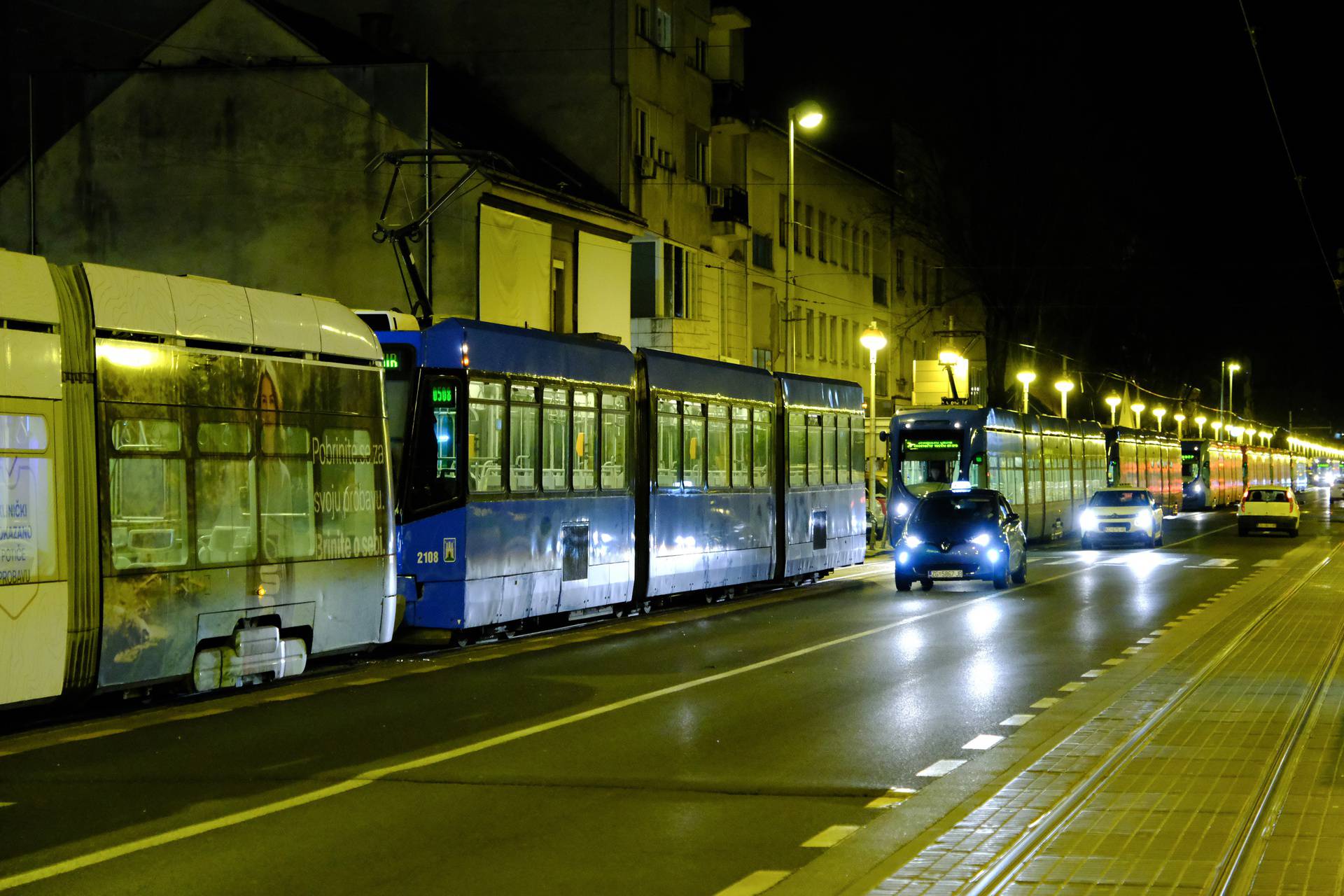 Zagreb: Zastoj tramvaja u Savskoj, policija i hitna na terenu