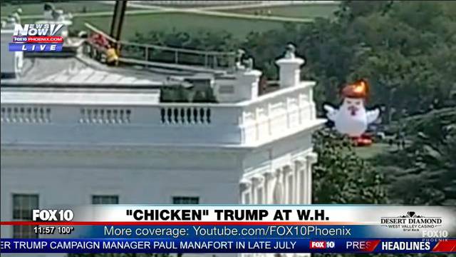Piletom na napuhavanje rugaju se Trumpu ispred Bijele kuće