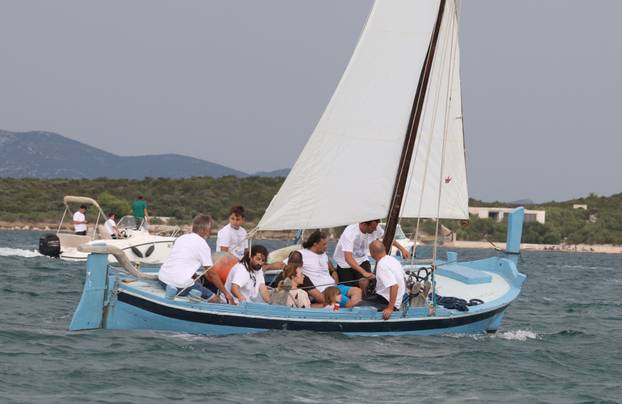 FOTO Čuvari stoljetne tradicije: Drveni brodovi utrkivali se na 'Regati za dušu i tilo' u Betini