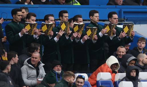 FOTO Navijači su u čudu buljili u čudake na tribini. Evo tko su i zašto su bili na Chelsea - Fulham