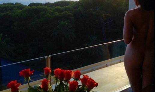 Pokazala guzu: Daisy Lowe je skroz gola pozirala na balkonu